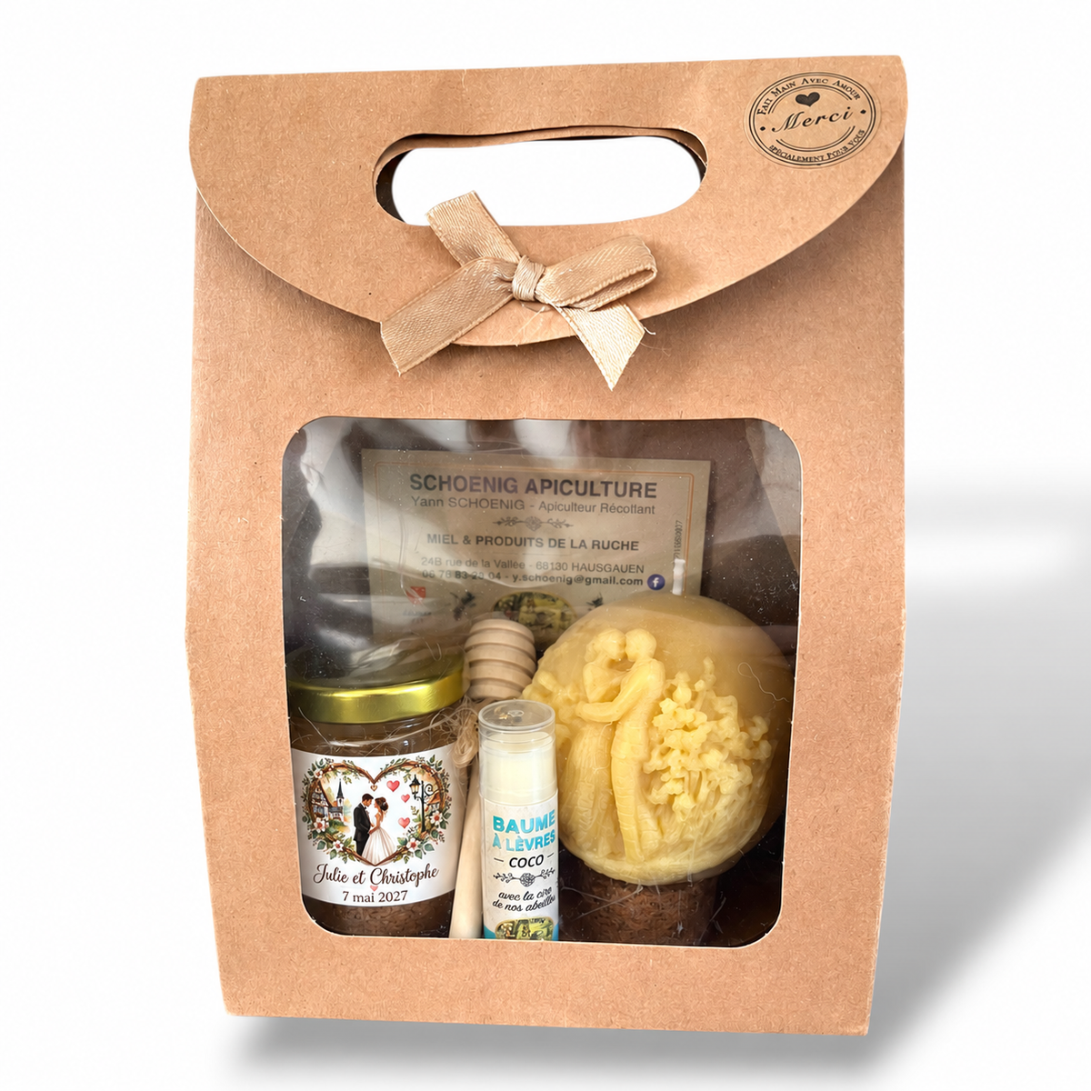 Coffret cadeau invité mariage avec pot de miel personnalisé, bougie union fleurie, baume à lèvres coco et cuillère à miel dans une boîte kraft.
