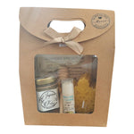 Coffret cadeau Joyeuses Fêtes comprenant un mini pot de miel personnalisé, un baume à lèvres coco artisanal, une bougie flocon en cire d'abeille et une boîte kraft.
