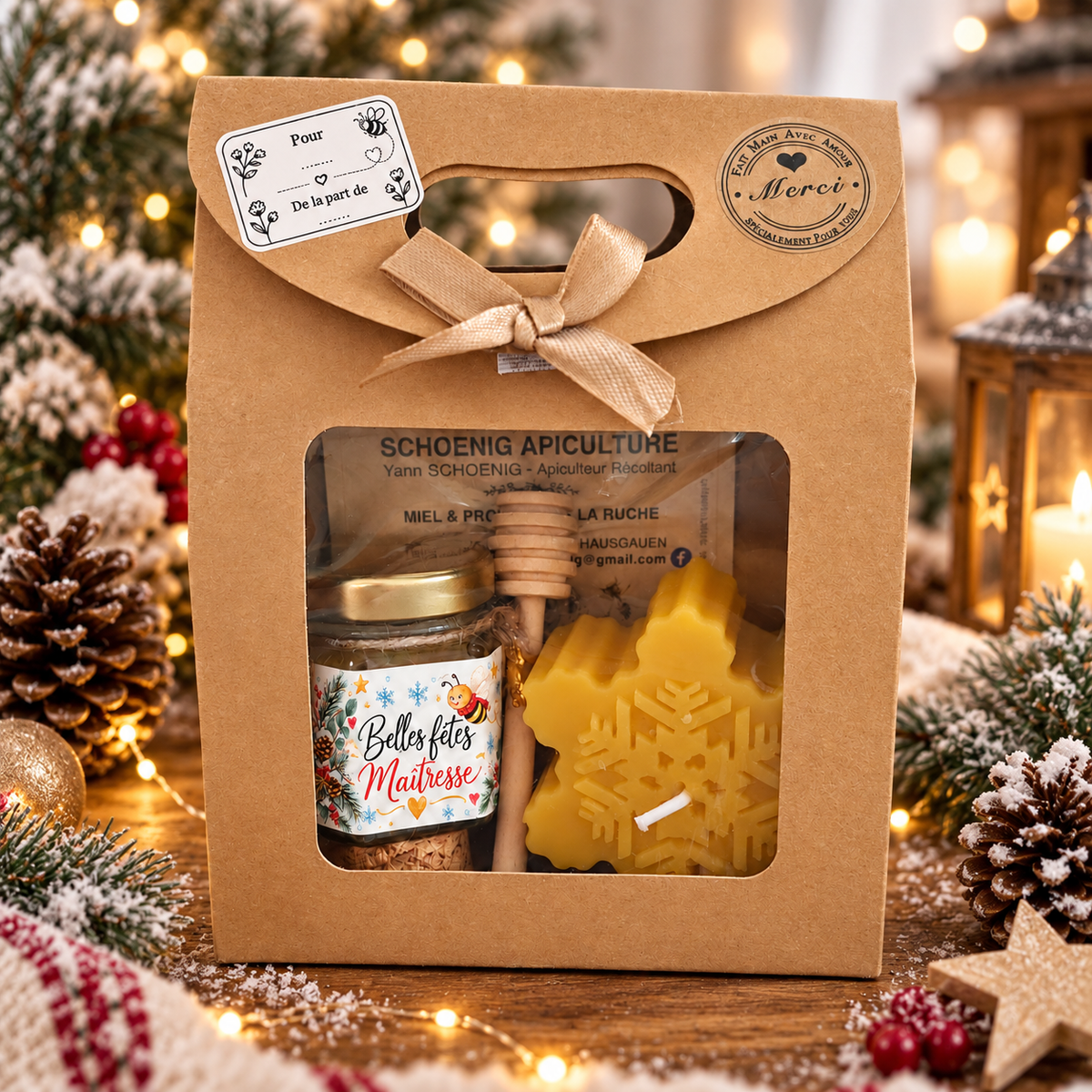 Coffret cadeau maîtresse fin d’année avec pot de miel personnalisé, bougie flocon et cuillère à miel dans une ambiance hivernale chaleureuse