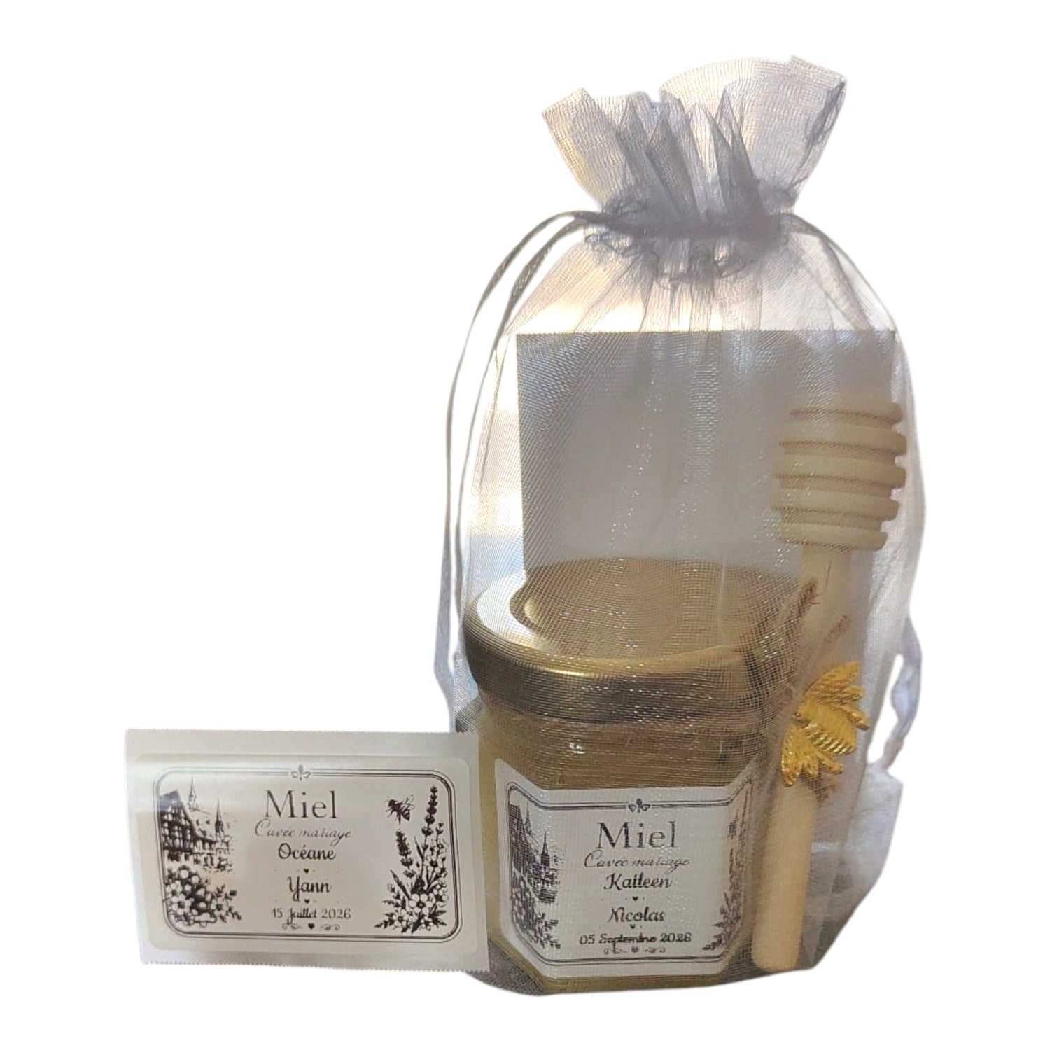 Coffret cadeau mariage personnalisé avec mini pot de miel, cuillère à miel en bois et étiquette photo et texte personnalisés, présenté dans un pochon en organza.