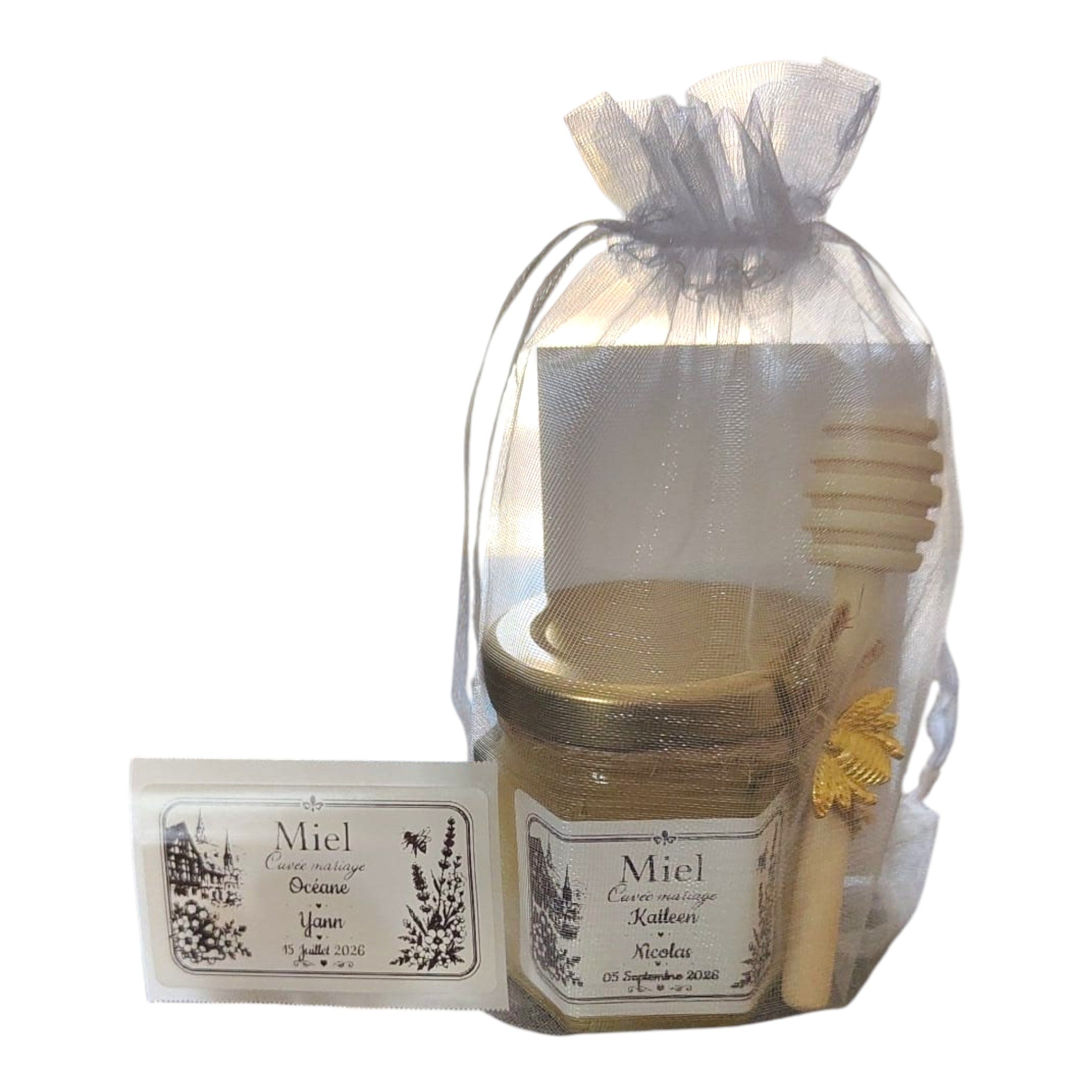 Coffret cadeau mariage personnalisé avec mini pot de miel, cuillère à miel en bois et étiquette photo et texte personnalisés, présenté dans un pochon en organza.