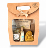 Coffret cadeau mariage avec pot de miel personnalisé aux prénoms des mariés, baume à lèvres coco et bougie en cire d’abeille représentant des mains entrelacées.