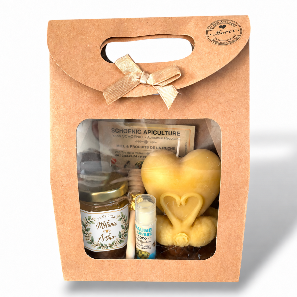 Coffret cadeau invité mariage avec pot de miel personnalisé Mélanie et Arthur, baume à lèvres coco et bougie artisanale cœur avec cygnes.