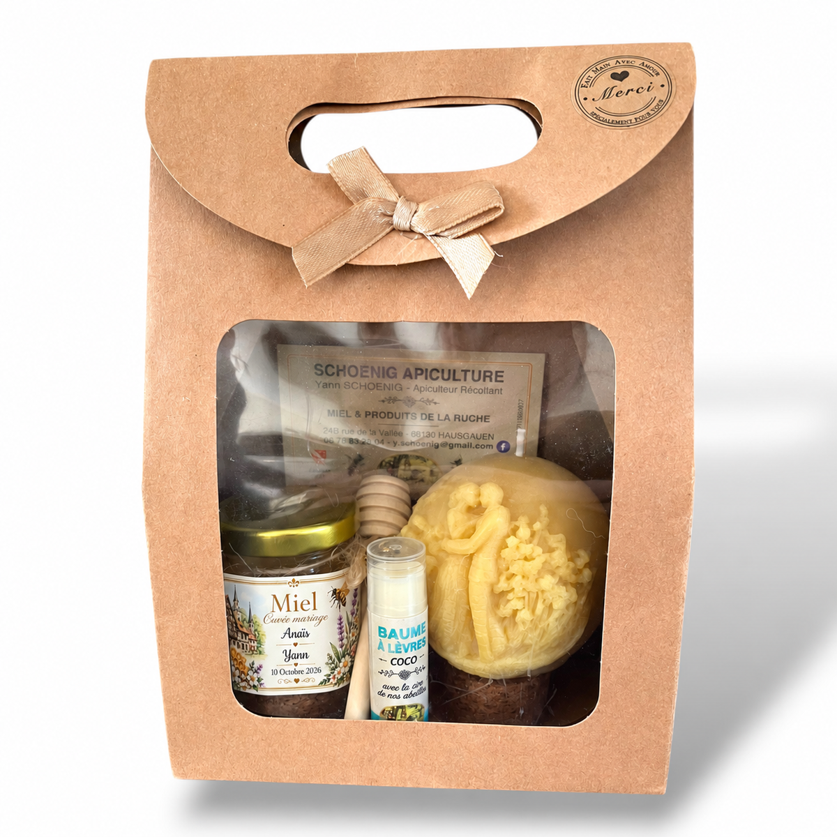 Coffret cadeau invité mariage avec pot de miel personnalisé, bougie artisanale représentant un couple de mariés et baume à lèvres.