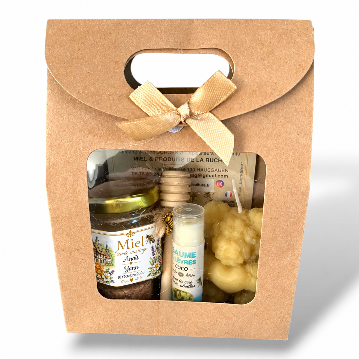 Coffret cadeau invité mariage avec pot de miel personnalisé, bougie ourson coeur en cire d'abeille et baume à lèvres coco dans un emballage kraft.