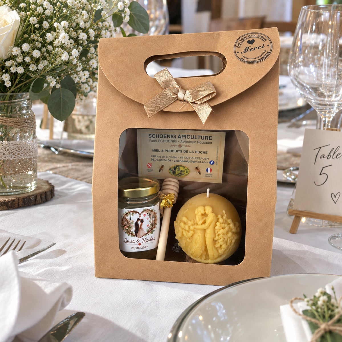 Coffret cadeau mariage personnalisé avec miel artisanal, bougie en cire d'abeille et cuillère à miel sur table de mariage