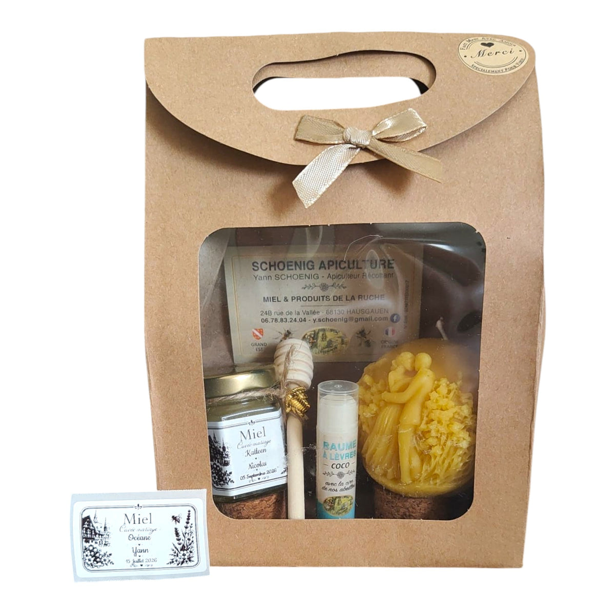Coffret cadeau mariage personnalisé avec mini pot de miel artisanal, baume à lèvres à la cire d'abeille parfum coco, bougie couple en cire d'abeille, cuillère à miel en bois et étiquette photo et texte personnalisés.