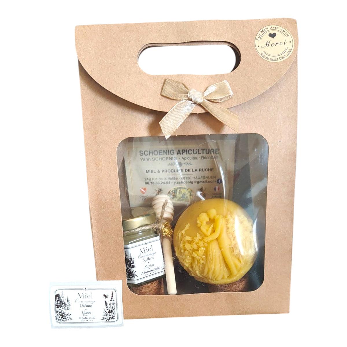 Coffret cadeau personnalisé pour mariage avec pot de miel artisanal, bougie en cire d'abeille, cuillère à miel et étiquette photo et texte personnalisés dans un coffret kraft.