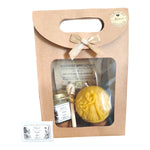Coffret cadeau personnalisé pour mariage avec pot de miel artisanal, bougie en cire d'abeille, cuillère à miel et étiquette photo et texte personnalisés dans un coffret kraft.