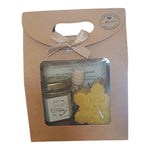 Petit coffret cadeau de Noël avec bougie artisanale en forme de flocon, miel de nos ruches et cuillère à miel.