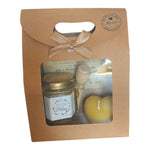 Coffret cadeau de Noël avec étiquette Joyeux Noël, miel artisanal, bougie en cire d'abeille et cuillère à miel.