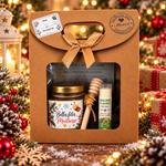 Coffret cadeau de Noël pour maîtresse avec miel, cuillère à miel et baume à lèvres, présenté dans un décor festif avec sapin, cadeaux et lumières dorées.