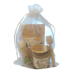 Coffret cadeau de Noël personnalisé comprenant un mini pot de miel artisanal avec étiquette personnalisée, un baume à lèvres à la cire de nos abeilles, un sachet de graines personnalisé et une cuillère à miel en bois.