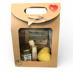 Coffret cadeau bonne fête avec miel artisanal personnalisé, baume à lèvres et bougie en cire d’abeille dans boîte kraft fenêtre transparente