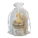 Coffret cadeau personnalisé Joyeuses Fêtes avec mini pot de miel artisanal, bougie sapin en cire d'abeille, cuillère à miel en bois et breloque abeille, prêt à offrir pour Noël et fin d'année.