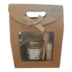 Coffret cadeau personnalisé avec mini pot de miel à étiquette personnalisable, baume à lèvres artisanal à la cire d'abeille, cuillère à miel en bois et coffret kraft prêt à offrir.