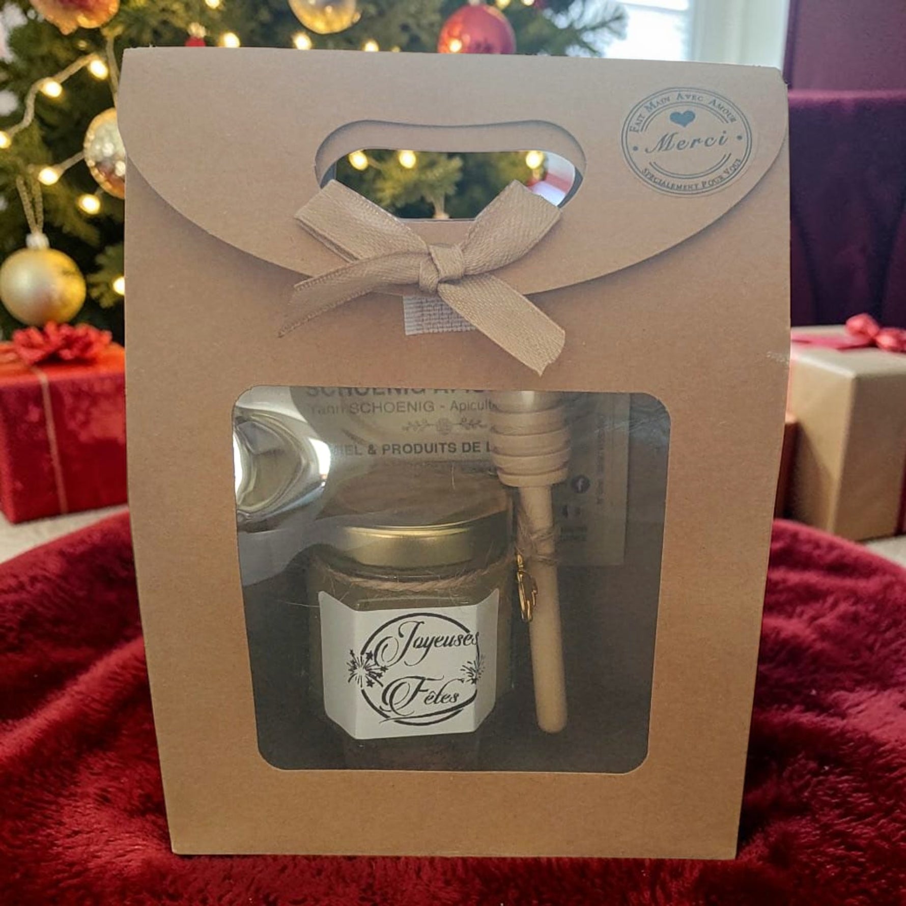 Coffret cadeau personnalisé de Noël et de fin d'année avec mini pot de miel artisanal, cuillère à miel en bois et breloque abeille, idée cadeau pour Secret Santa, maîtresse, ATSEM, nounou et remerciement.