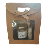 Coffret cadeau personnalisé de Noël avec mini pot de miel artisanal, baume à lèvres à la cire d'abeille, cuillère à miel en bois et coffret kraft avec fenêtre transparente.