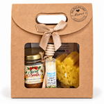 Coffret cadeau Secret Santa avec mini pot de miel artisanal personnalisé, bougie flocon de neige, baume à lèvres coco et cuillère à miel, présenté dans un emballage kraft.