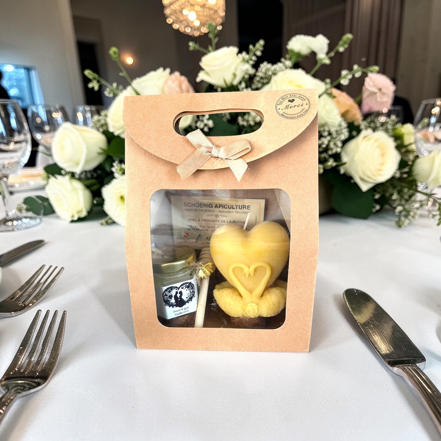 cadeau invité mariage personnalisé coffret miel et bougie cire d’abeille sur table de réception