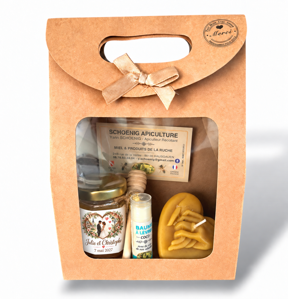 Coffret cadeau mariage artisanal avec pot de miel personnalisé, bougie représentant des mains entrelacées et baume à lèvres coco dans un emballage kraft.