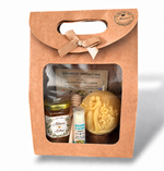 Coffret cadeau de mariage avec miel personnalisé Mélanie et Arthur, baume à lèvres coco et bougie décorative fleurie en cire d’abeille.