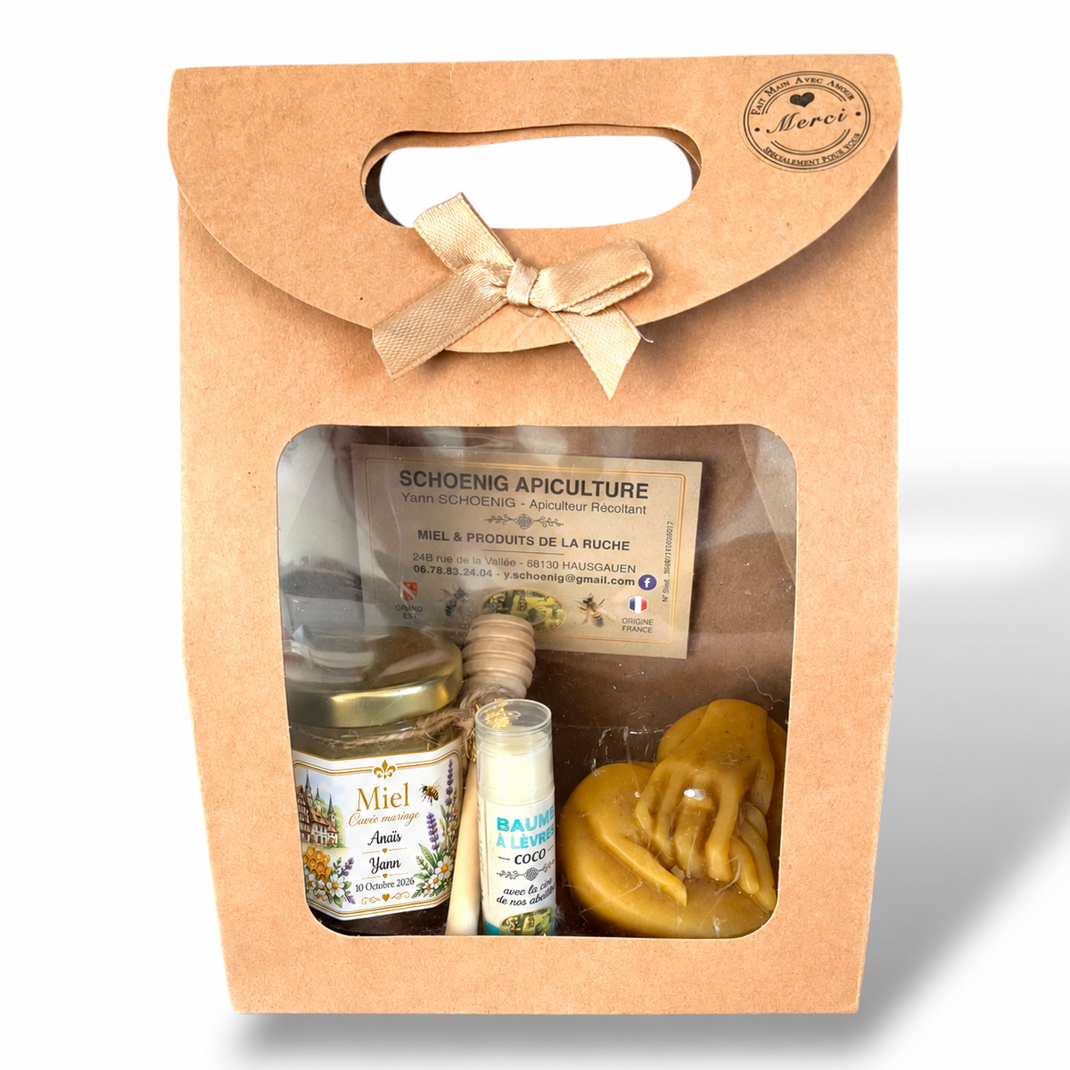 Coffret mariage artisanal avec miel personnalisé, bougie en cire d'abeille représentant des mains entrelacées et baume à lèvres coco.