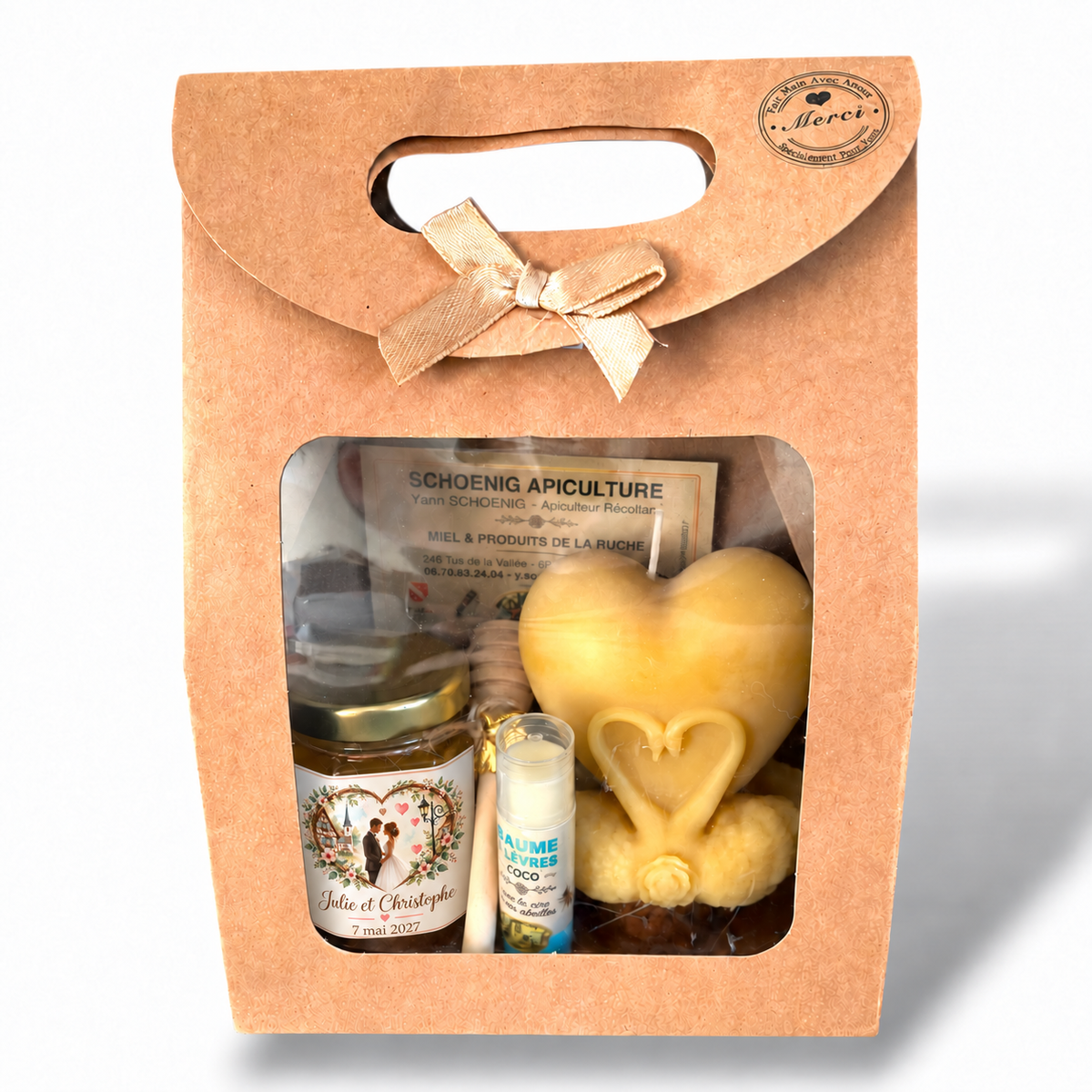 Coffret cadeau invité de mariage avec miel personnalisé aux prénoms des mariés, bougie cœur ornée de cygnes et baume à lèvres coco.
