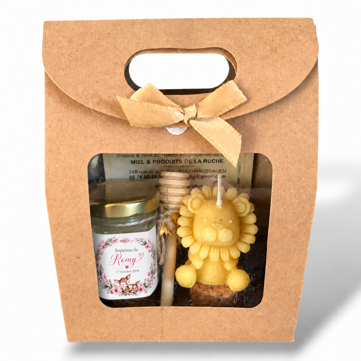 Coffret cadeau invité baptême personnalisé avec pot de miel artisanal, bougie en cire d’abeille lion et étiquette Baptême de Romy