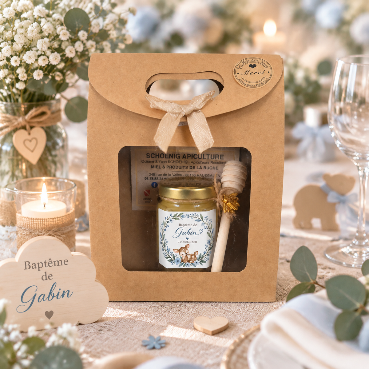 Cadeau invité baptême personnalisé avec coffret kraft, miel artisanal français et cuillère à miel en bois