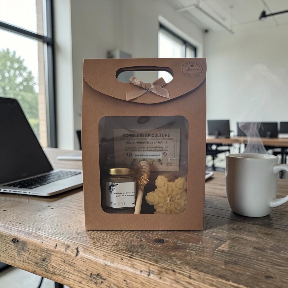 Coffret miel personnalisé et bougie artisanale mis en scène sur un bureau, idée cadeau employé, collaborateur ou cadeau d’entreprise