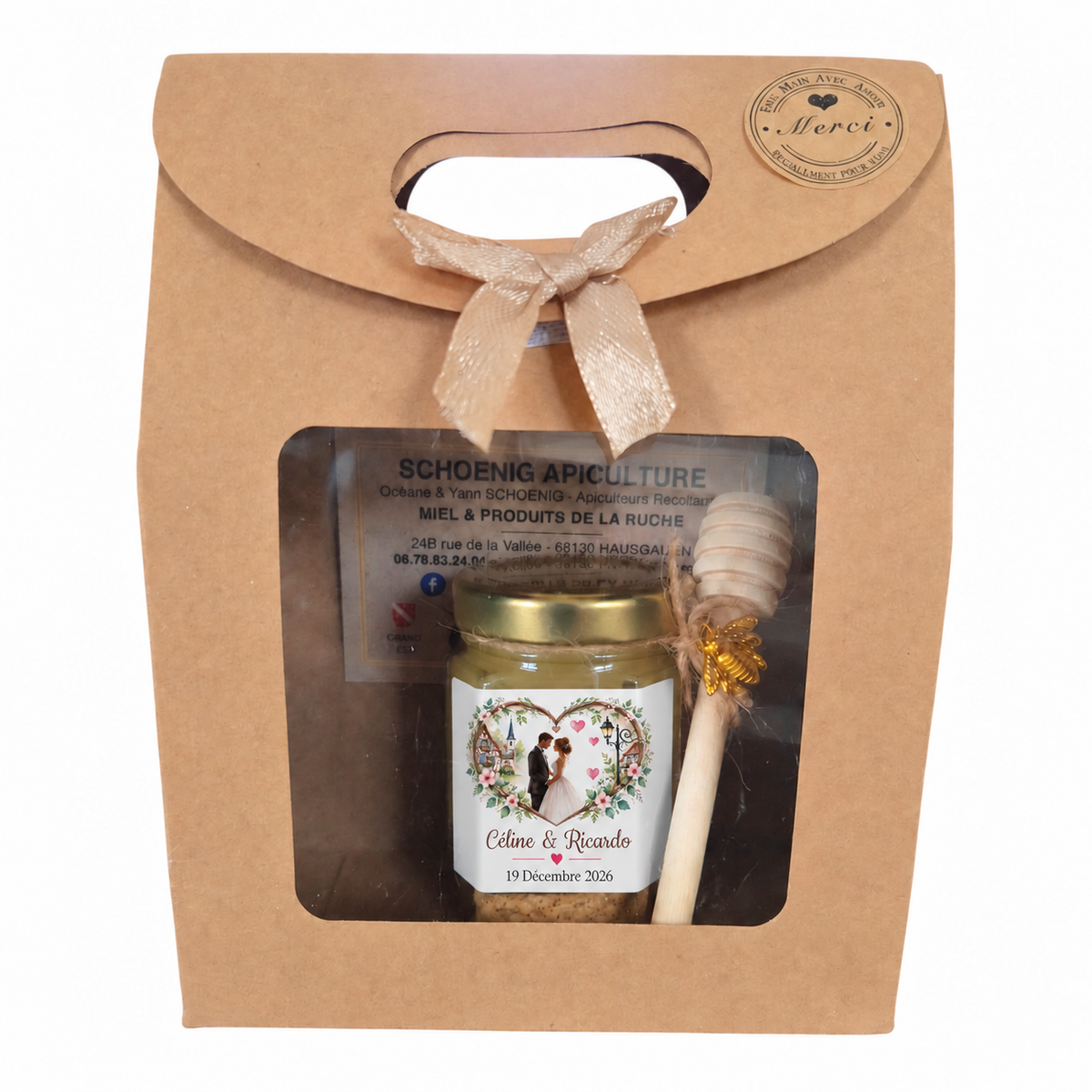 Coffret miel personnalisé mariage avec mini pot de miel artisanal, étiquette personnalisée Céline et Ricardo, cuillère en bois et breloque abeille dorée