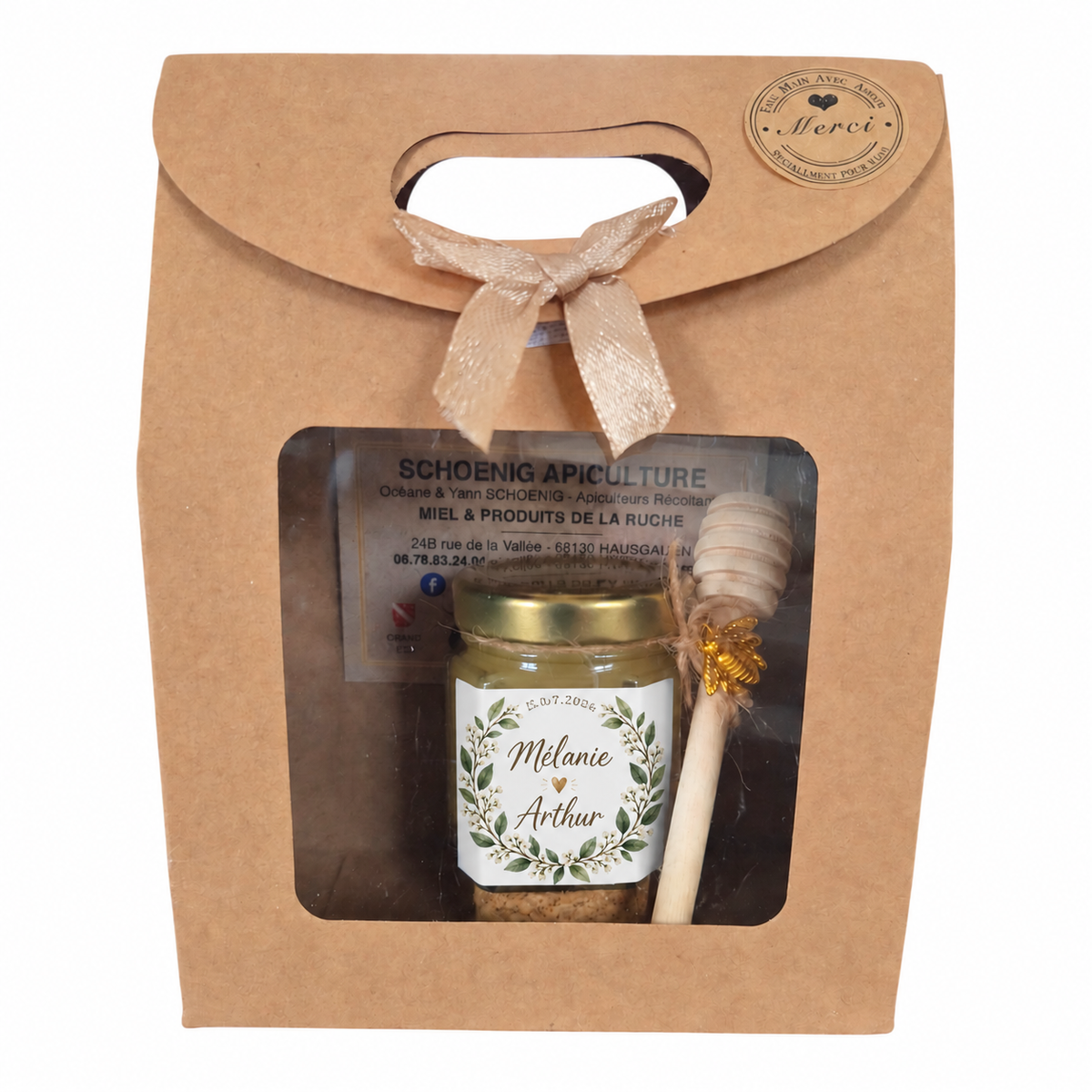 Coffret miel personnalisé mariage avec mini pot de miel artisanal, étiquette personnalisée Mélanie et Arthur, cuillère en bois et breloque abeille dorée