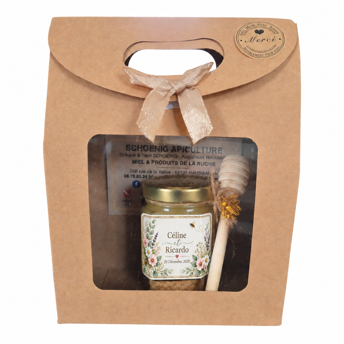 Coffret cadeau invité mariage avec mini pot de miel personnalisé Céline et Ricardo, étiquette florale avec prénoms et date, cuillère à miel en bois et emballage kraft