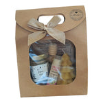 Coffret cadeau Noël avec miel, baume coco, bougie sapin et étiquette Joyeux Noël.