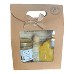 Coffret cadeau Noël avec miel, baume framboise, bougie flocon de Noël et étiquette Joyeux Noël.