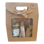 Coffret cadeau Noël avec miel, baume framboise, bougie ruche en cire d'abeille et étiquette Joyeux Noël.