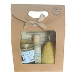 Coffret cadeau Noël avec miel, baume naturel, bougie pomme de pin et étiquette Joyeux Noël.