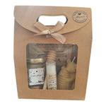 Coffret cadeau personnalisé avec miel, baume naturel, bougie ruche en cire d'abeille et étiquette texte libre.