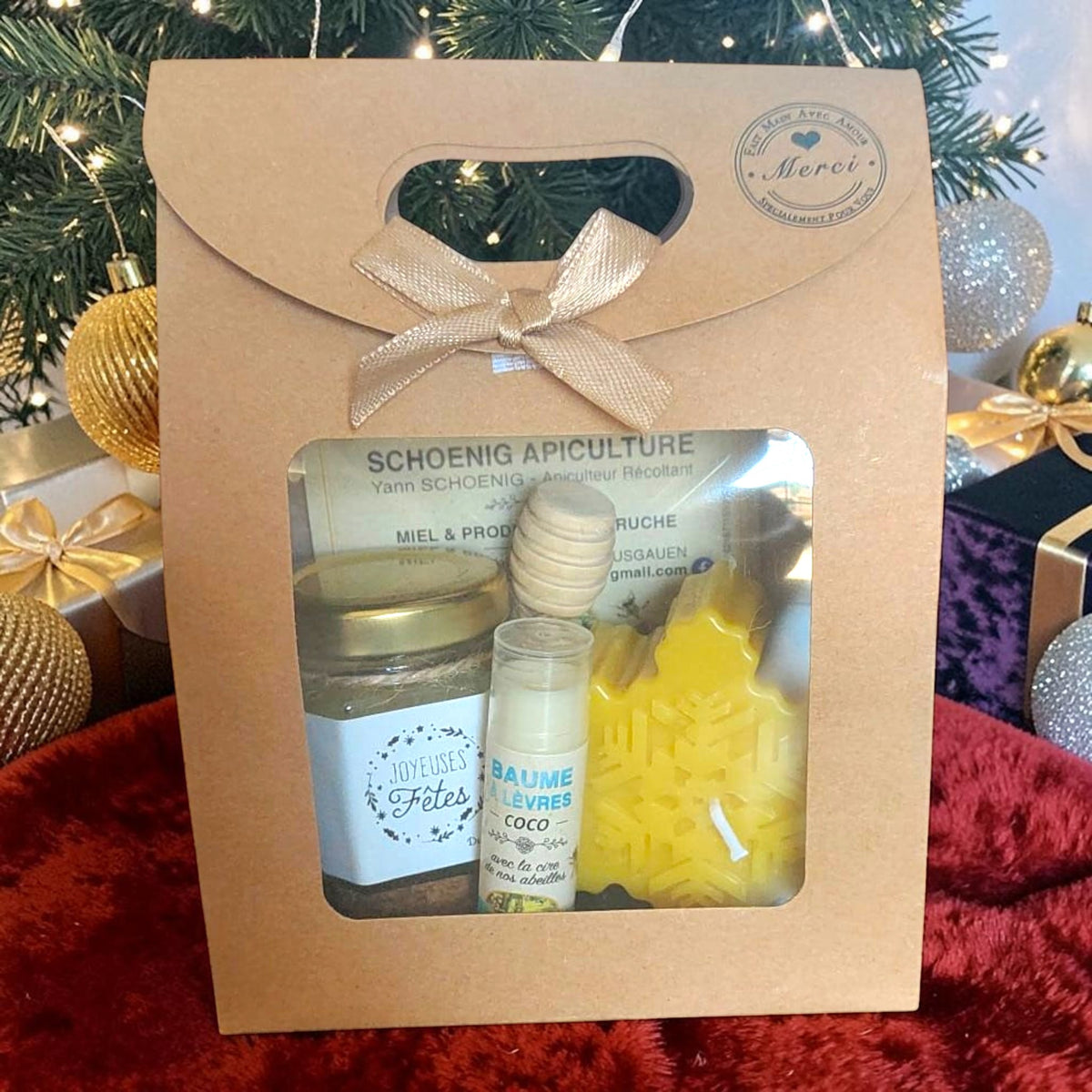 Coffret cadeau Noël avec miel, baume vanille, bougie flocon et étiquette Joyeuses Fêtes. Ambiance de noël