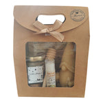 Coffret cadeau personnalisé avec miel, baume vanille, bougie lutin en cire d'abeille et étiquette texte libre.