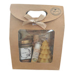 Coffret cadeau personnalisé avec miel, baume vanille, bougie sapin et étiquette texte libre.