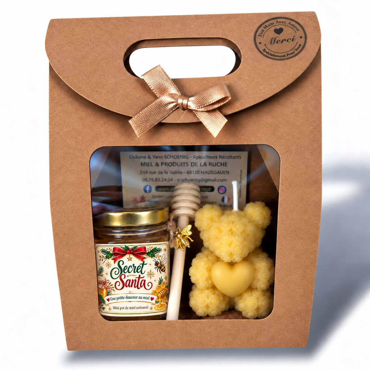 Coffret Secret Santa artisanal composé d'un mini pot de miel personnalisé, d'une bougie ourson avec cœur et d'une cuillère à miel.