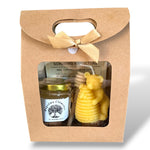 Détail coffret cadeau baptême avec miel personnalisé et bougie en cire d’abeille artisanale, fabrication issue de ruches locales