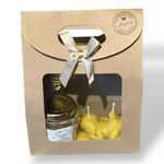 Détail coffret cadeau avec pot de miel artisanal et bougie en cire d’abeille naturelle, fabrication artisanale issue de ruches locales