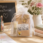 Idée cadeau de fin d'année pour maîtresse avec sachet de graines personnalisé, baume à lèvres à la cire d'abeille et pochon cadeau artisanal fabriqué en France.