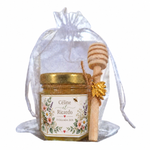 Mini pot de miel personnalisé mariage avec étiquette florale Céline et Ricardo, cuillère en bois, pochon organza blanc et breloque abeille dorée