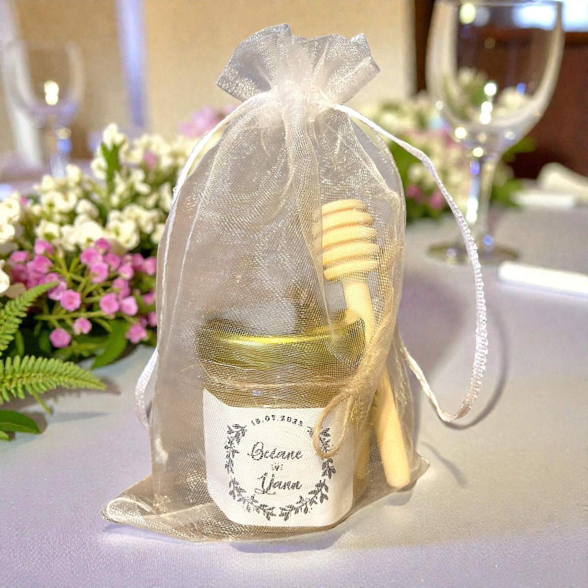 petit pot de miel personnalisé cadeau invités mariage présenté sur table