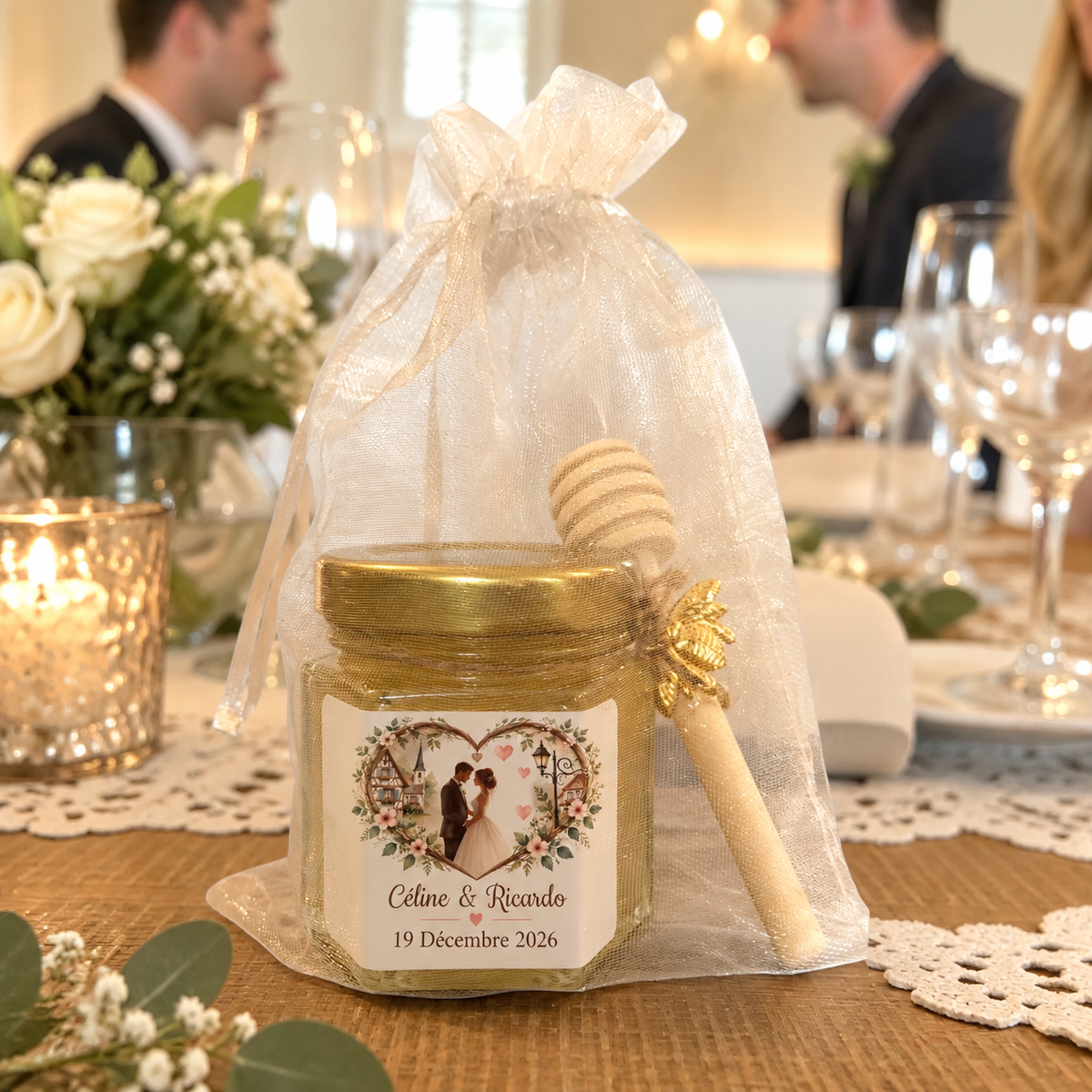 Pot de miel cadeau invité mariage avec étiquette personnalisée, illustration des mariés en cœur, prénoms et date de cérémonie
