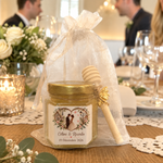 Pot de miel cadeau invité mariage avec étiquette personnalisée, illustration des mariés en cœur, prénoms et date de cérémonie